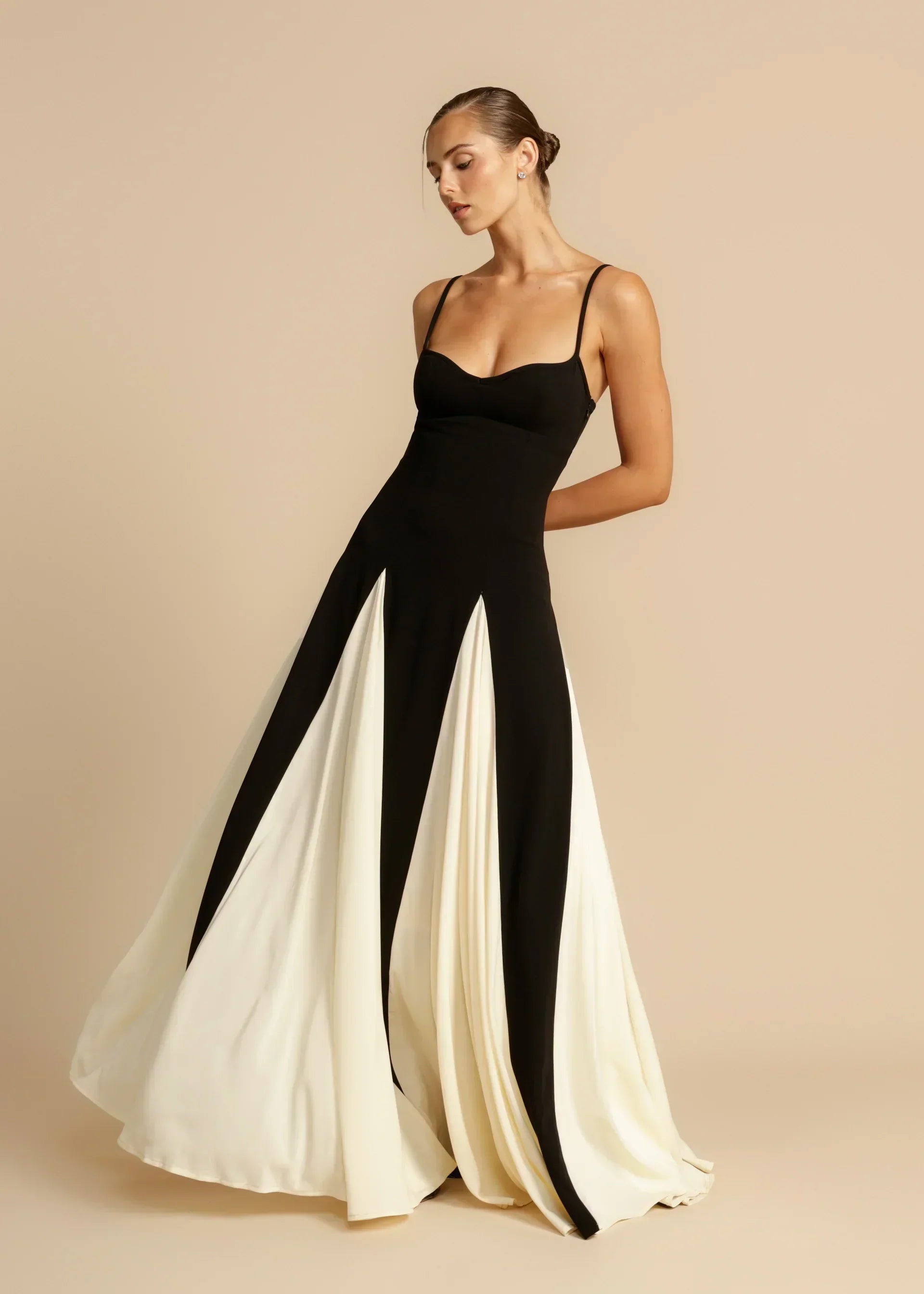 Esmirae™ - Elegant Contrast Ruffles Maxi Dress